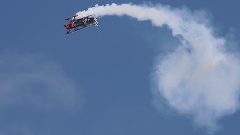 Doppeldecker,-Der-Kunstflug-Auf-Der-Rauchfahne-Der-Airshow-Durchführt