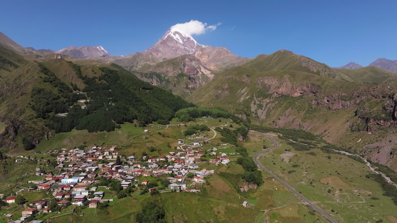 vista a vista de pájaros sobre el pueblo montañoso de gergeti en georgia