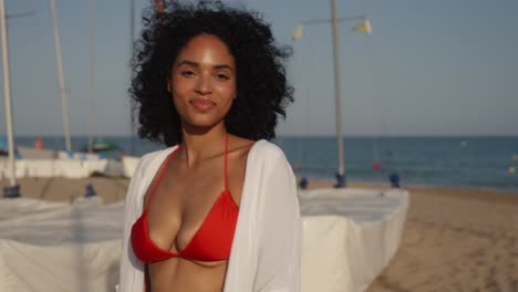 mujer en bikini en la playa