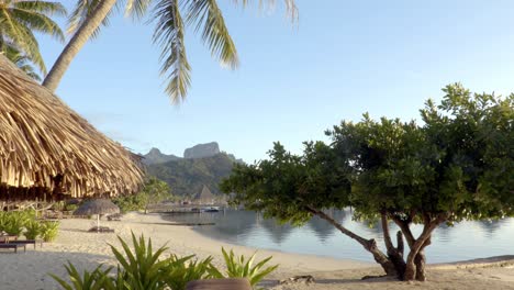 video de bucle sin fisuras: vacaciones en la playa de bora bora isla paraíso con bungalows sobre el agua resort hotel y cabaña de playa en arrecife de coral laguna océano y playa. monte otemanu, bora bora, tahití, pacífico sur.