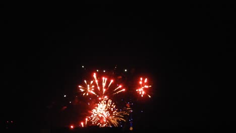fuegos artificiales en el caballero oscuro en diferentes formas y colores celebrando el año nuevo
