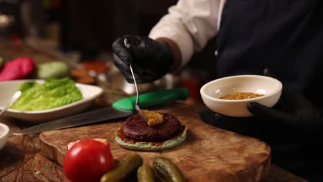 el chef preparando una hamburguesa gourmet