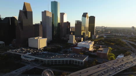 Drohnenaufnahme-Der-Skyline-Der-Innenstadt-Von-Houston,-Dramatischer-Abend-In-Texas,-USA