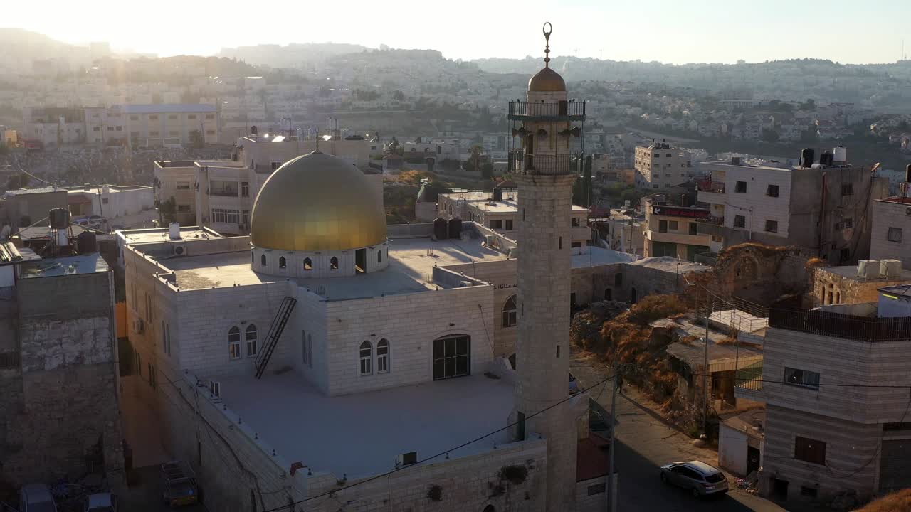 la cúpula dorada de mosue en el campamento de refugiados de anata, palestina, israel, aérea