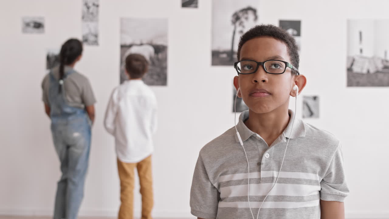 Menino africano ouvindo música em museu