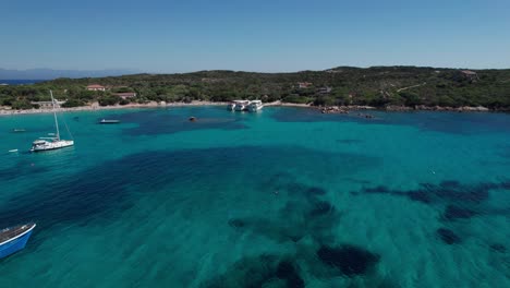 toma aérea hacia adelante con vista panorámica de la costa y barcos anclados isla de madalena cerdeña italia durante el día