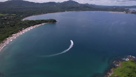 Cabalga-Las-Olas-Con-Una-Trepidante-Aventura-En-Moto-Acuática-Cerca-Del-Paraíso-Costero,-Donde-El-Mar-Se-Encuentra-Con-La-Adrenalina