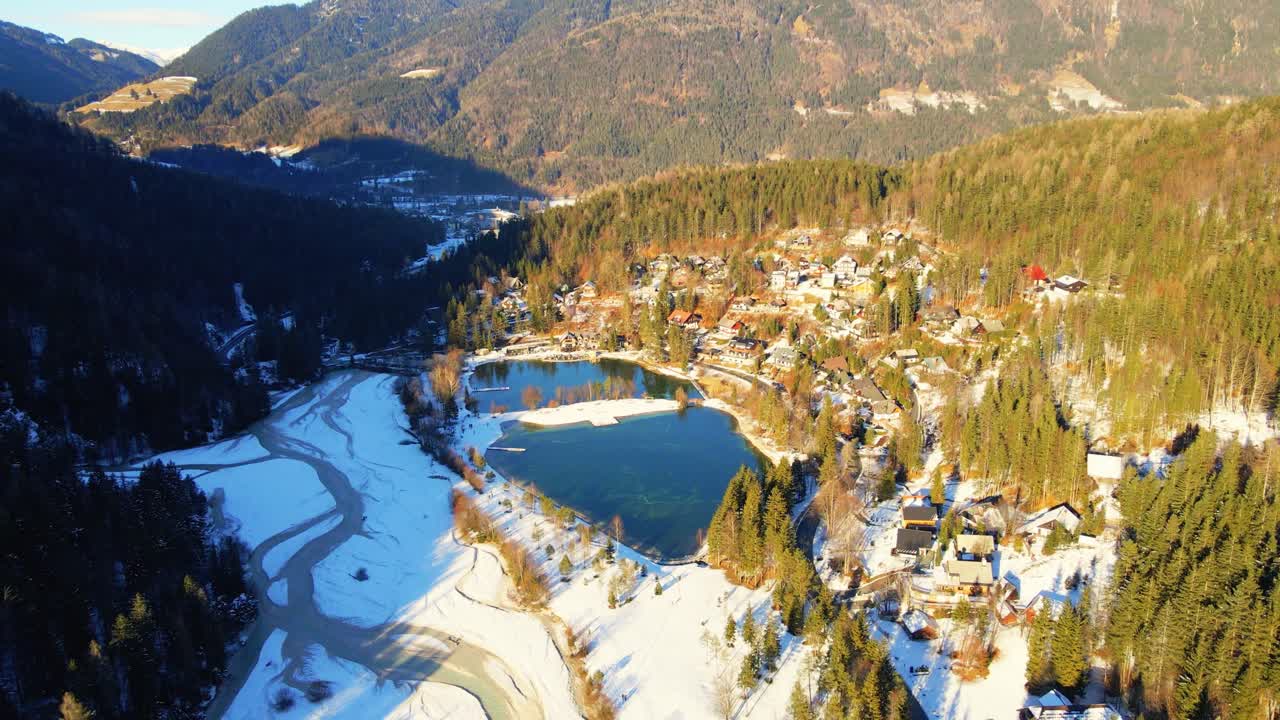 imágenes aéreas de drones 4k del lago jasna, eslovenia en invierno