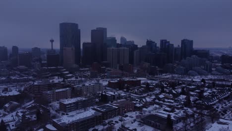 Vuela-Sobre-Una-Ciudad-Invernal-Envuelta-En-Niebla-Con-Este-Impresionante-Video-De-Dron-De-Un-Centro-Neblinoso-Y-Malhumorado