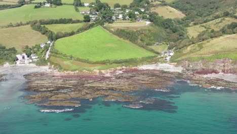 Weitwinkelaufnahme-Der-Talland-Bay-An-Der-Küste-Cornwalls-Mit-Dramatischer-Landschaft