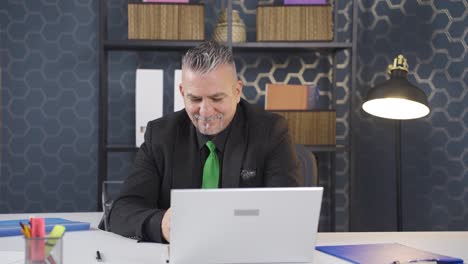 un hombre de negocios alegre.