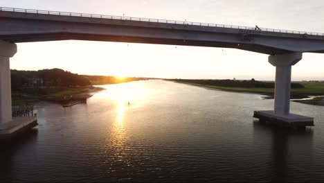 Fliegen-Unter-Der-Sunset-Beach-NC-Brücke-Bei-Sonnenaufgang-über-Der-Intra-Coastal-Waterway