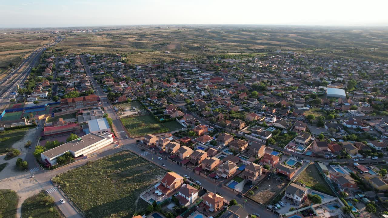 Barrio español cerca de una autopista en un día soleado