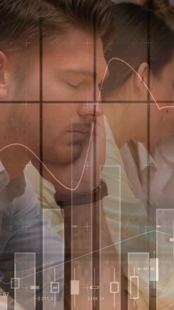 Animazione di elaborazione di dati finanziari su persone d'affari.