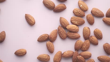 almendras sobre un fondo rosado
