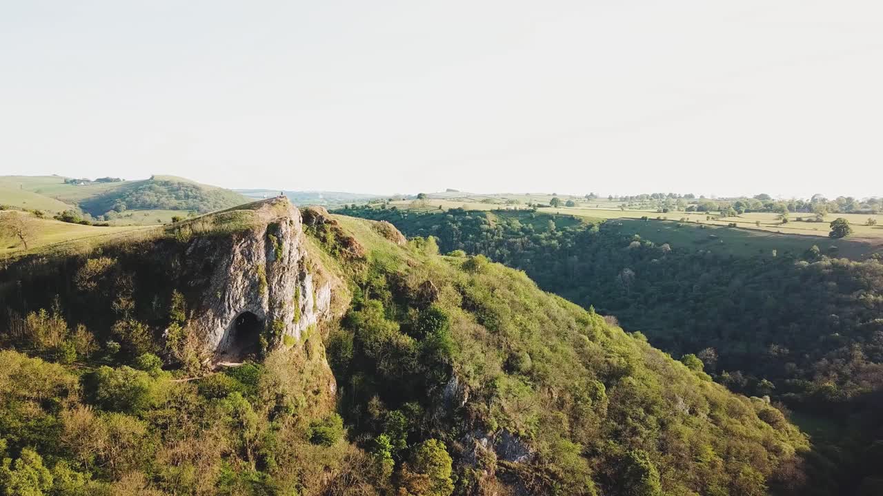 토르의 동굴, 애쉬본, 일몰 피크 디스트릭트의 넓고 회전하는 드론 샷