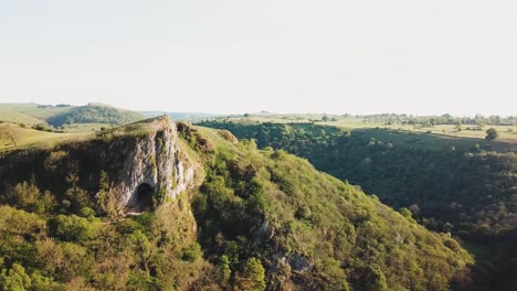 toma amplia y circular de drones de la cueva de thor, ashbourne, distrito de los picos al atardecer