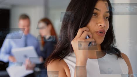 animación del procesamiento de datos sobre una mujer de negocios biracial que usa el teléfono en la oficina