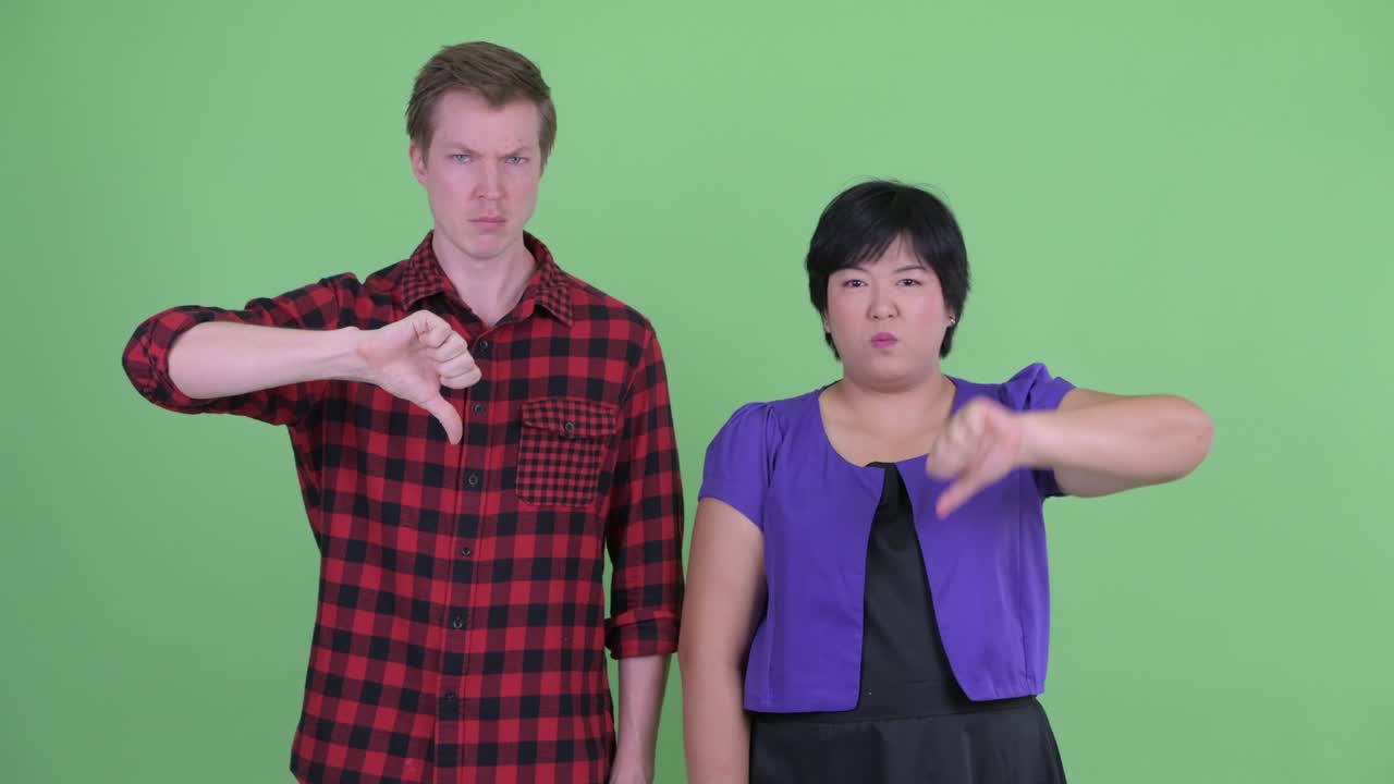 과체중 아시아 여성과 스터 남자가 함께