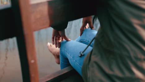 primer plano de las piernas de una mujer colgando sobre el borde
