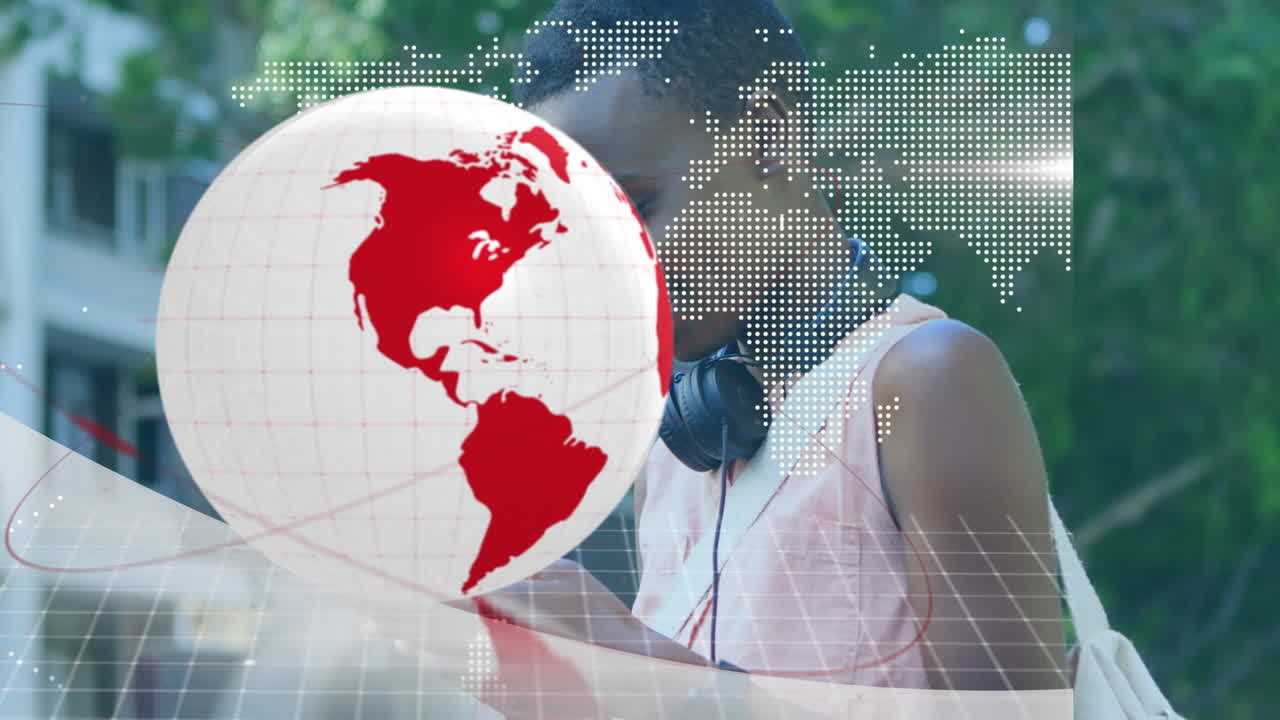 animación de una placa de circuito de computadora y un globo sobre una mujer afroamericana que usa un teléfono inteligente