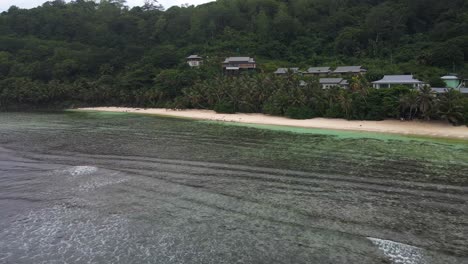 paisajes en las seychelles que muestran la naturaleza, las montañas, el océano, el mar y las enormes rocas de granito filmadas desde arriba con un avión no tripulado en 4k con movimiento