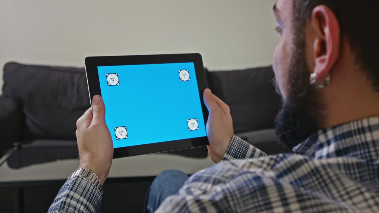 블루 스크린 모션으로 디지털 태블릿을 가진 남자