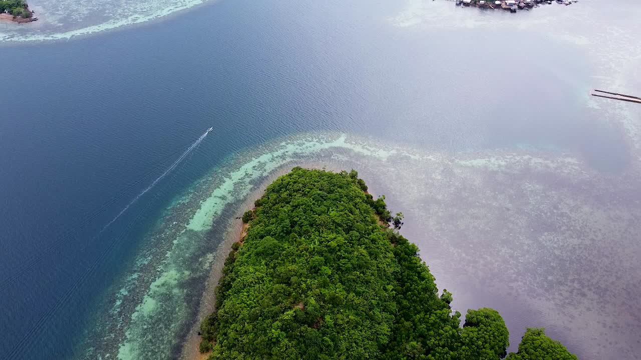 멀리 떨어져 있는 열대 섬 반도 의 공중 사진, 산호초, 맹그로브 와 작은 모터 보트 가 바다 에서 흔적을 남긴 것, 팔라완, 필리핀