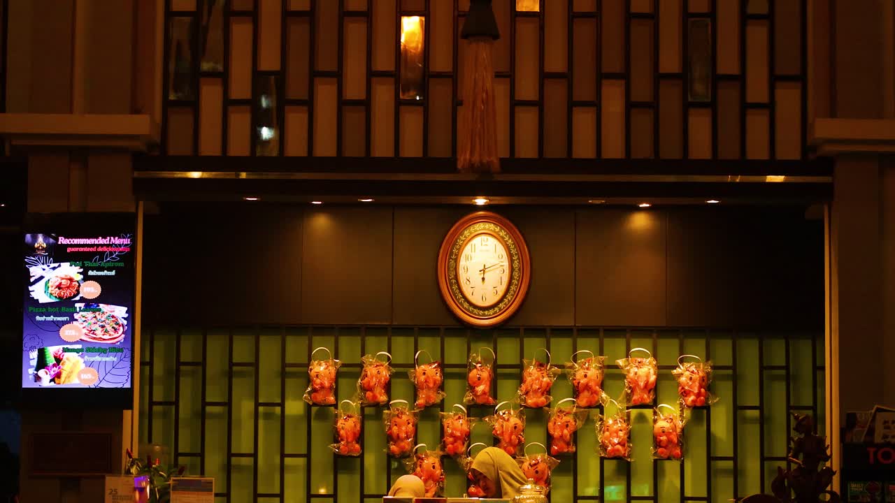 시계 와 들리어 조명 을 가진 우아 한 로비