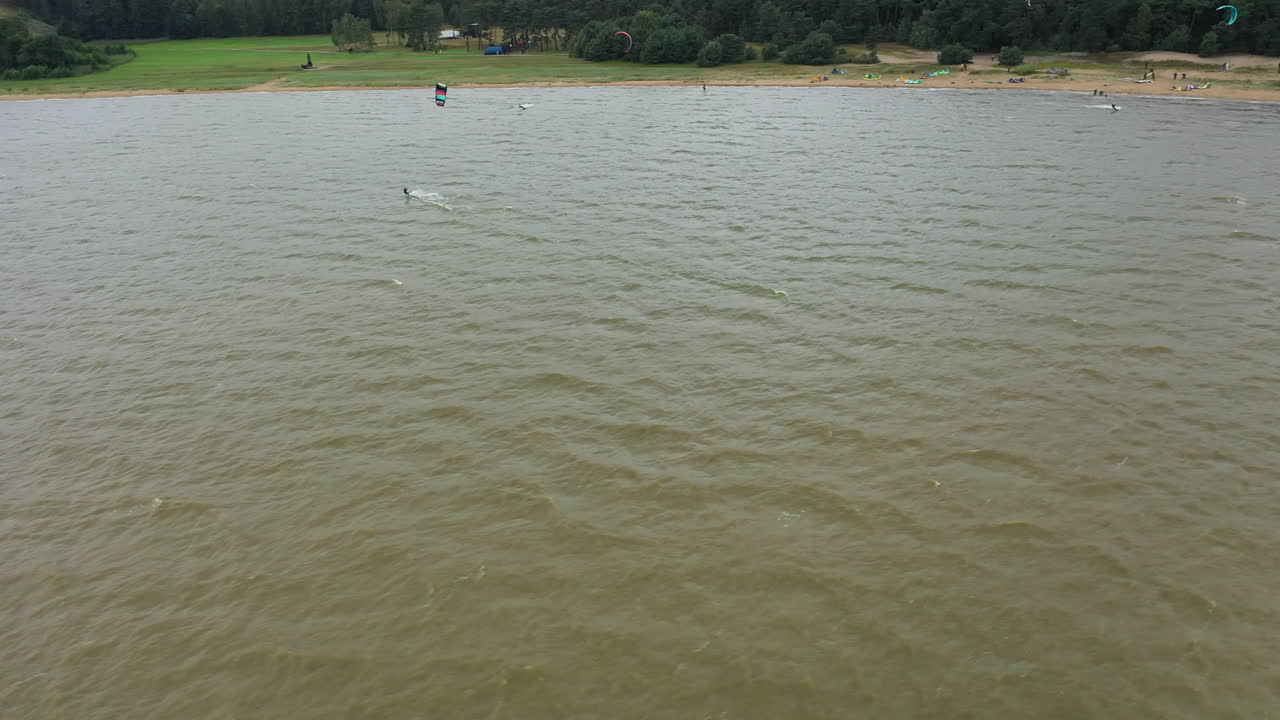 공중:녹색 발트해에서 카이트 서퍼의 높은 고도의 회전 샷
