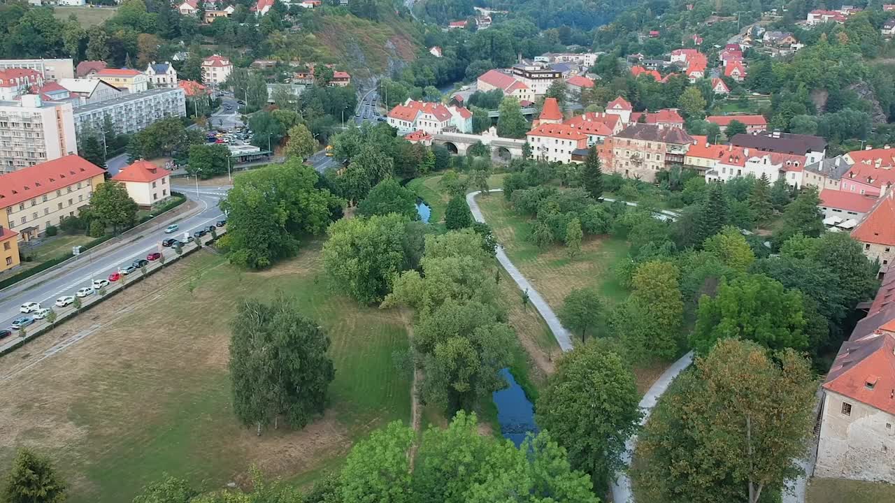 tiro de drone volador para parque público en cesky krumlov - república checa
