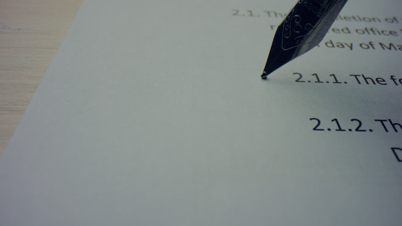 계약서에서 텍스트를 삭제하는 사람