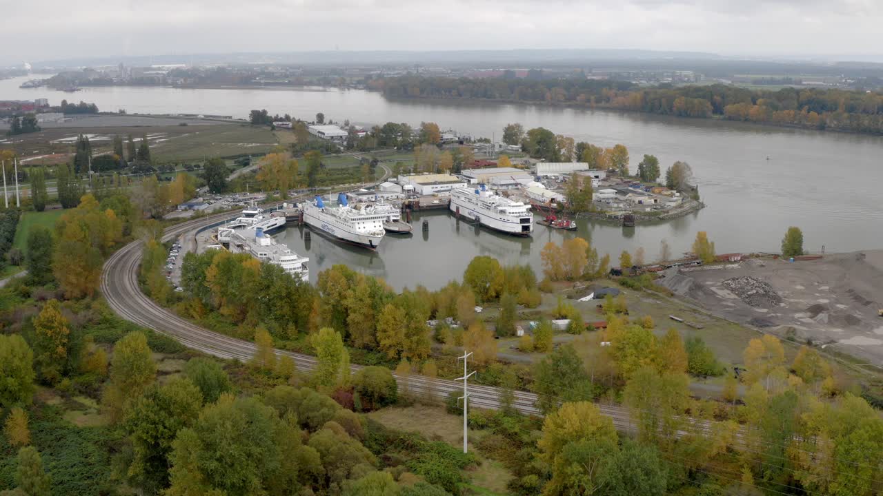 캐나다의 수리 도크에 주차된 bc 페리 - 공중 촬영