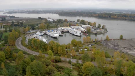 transbordadores bc estacionados en muelle de reparación en canadá - toma aérea