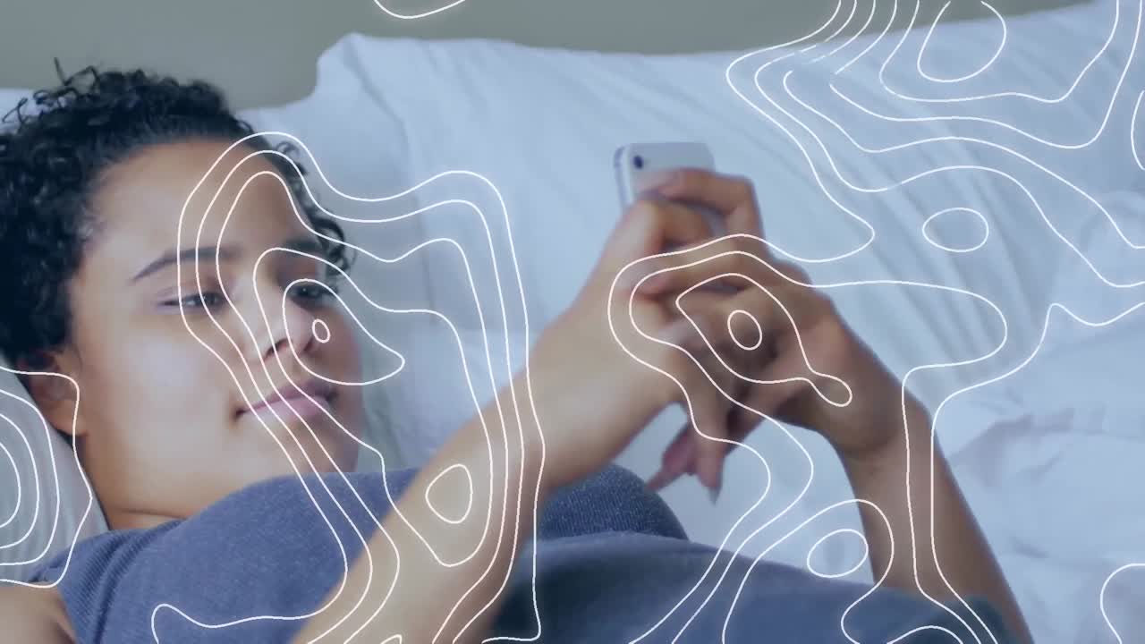 animación de líneas blancas sobre una mujer usando un teléfono inteligente