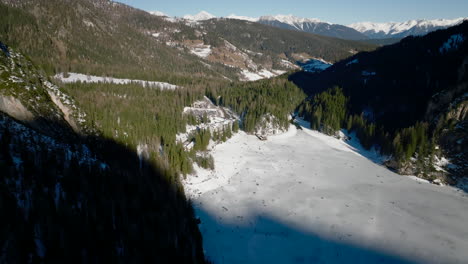 Filmische-Luftaufnahme-Des-Zugefrorenen-Pragser-Wildsees-An-Einem-Klaren,-Sonnigen-Tag