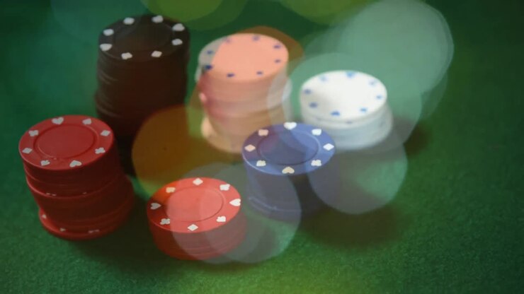 Animazione di fiches da poker e carte su tavolo verde