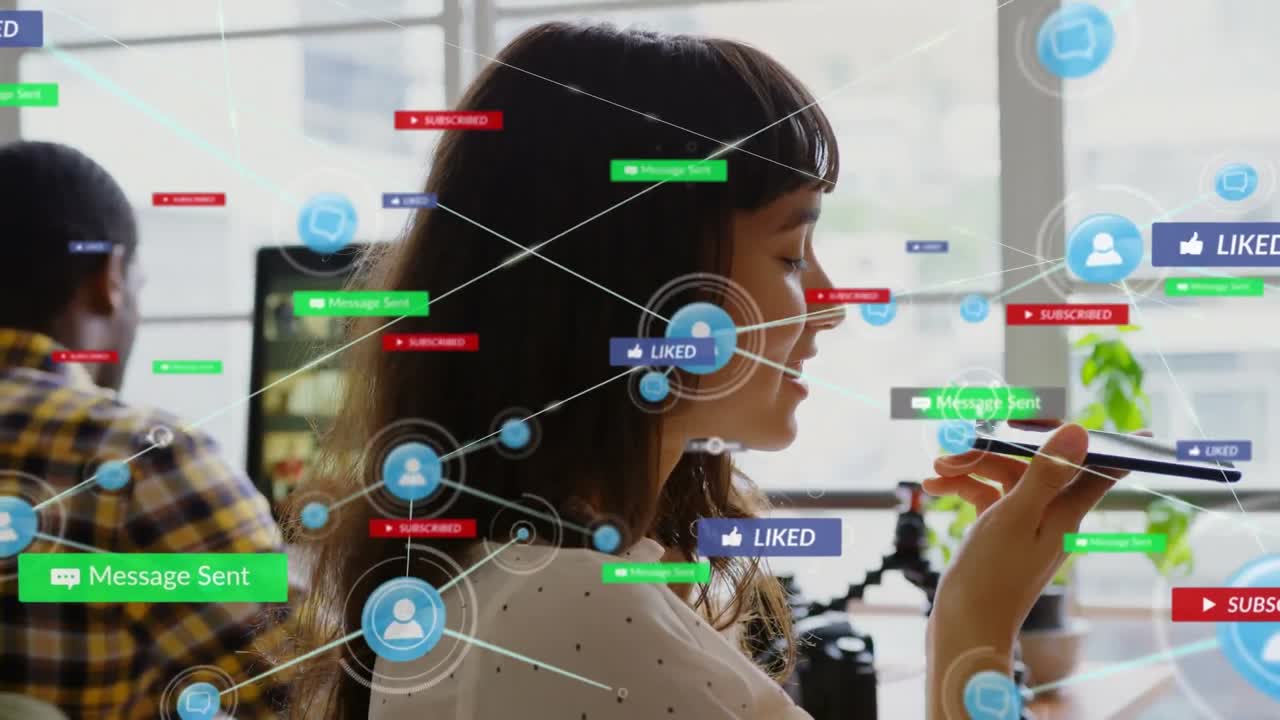 animación de una red de conexiones con iconos de los medios sobre mujeres biraciales que usan teléfonos inteligentes