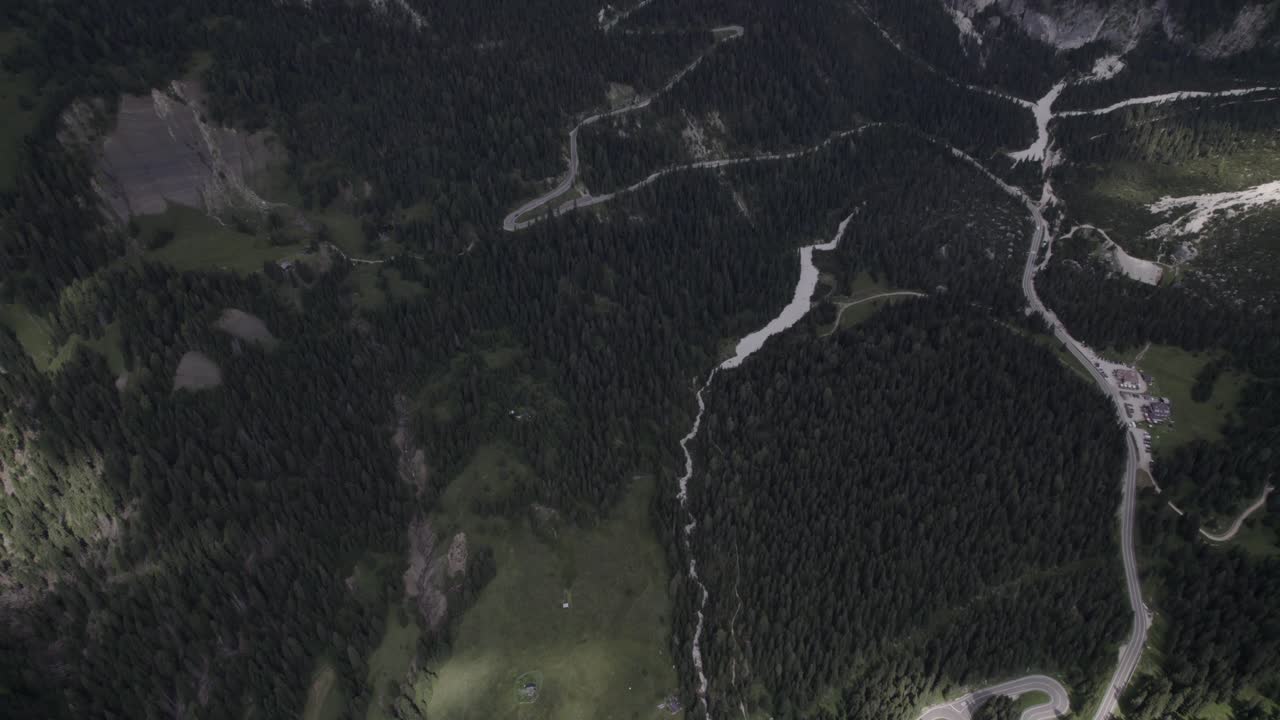 видео с беспилотного летательного аппарата с описательной отдачей, над перевалом селла, с горой на горизонте