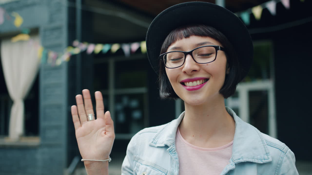 안하세요라고 손을 흔들고 있는 여자