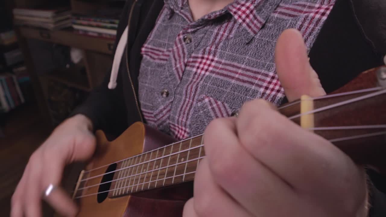ukulele tocado por una persona