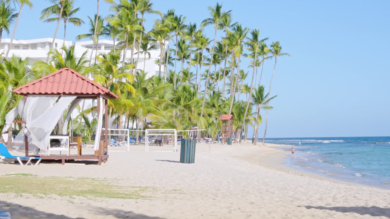 cabaña frente al mar con cortinas en un día soleado de verano - playa tropical en república dominicana