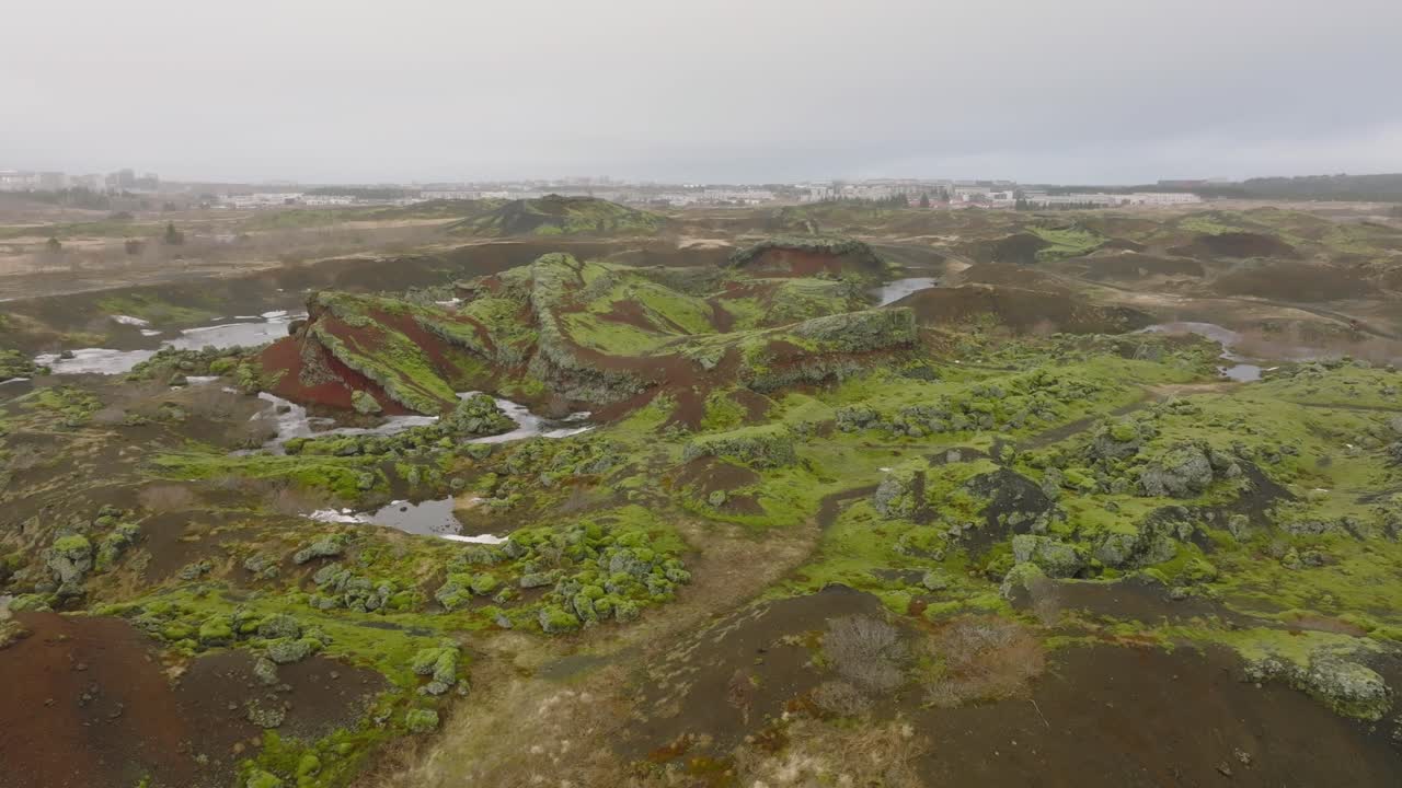 vista panorámica aérea de los cráteres raudholar, las colinas rojas, formaciones geológicas de rocas volcánicas, cerca de reykjavik, en islandia