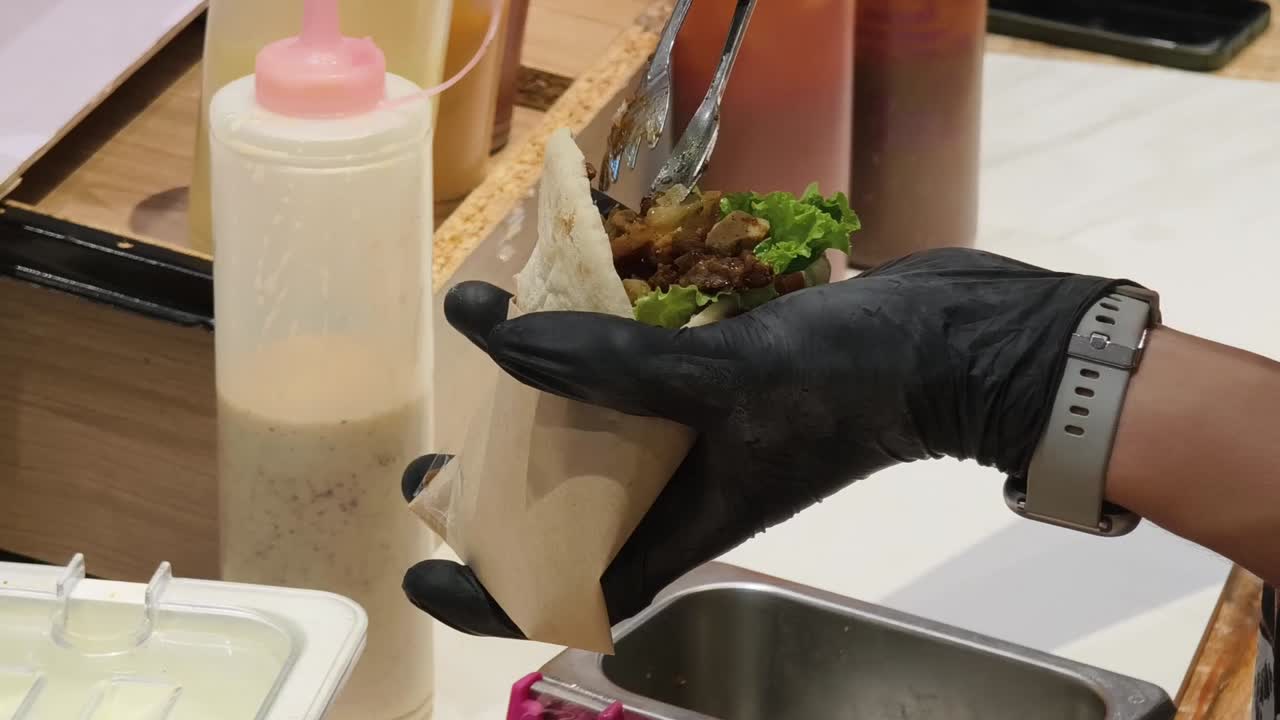 preparando una deliciosa pita de girosol y shawarma