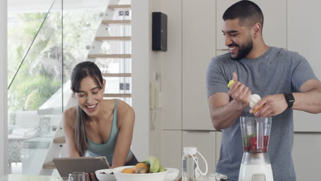 Couple-making-a-smoothie-in-the-kitchen
