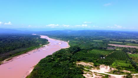 Una-Excavadora-Cat-D320-Trabajando-En-Medio-Del-Rio-Yapacaní