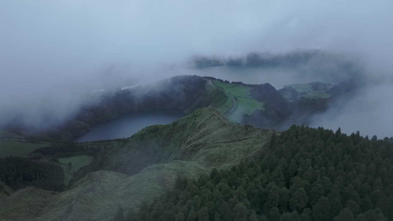 la famosa lagoa de las siete ciudades en la isla de sao miguel durante un día nublado, vista aérea