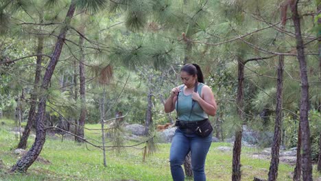 Joven-Fotógrafa-Caminando-Por-El-Bosque-Con-Una-Cámara-En-Las-Manos,-Tomando-Fotografías-Al-Aire-Libre-Rodeada-De-Naturaleza