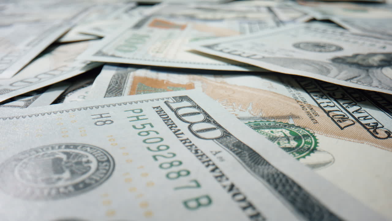 billetes de papel de cien dólares en la superficie de cerca. la moneda estadounidense esparcida.