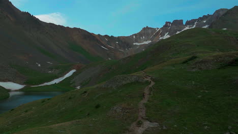 Luftbild,-Filmische-Drohne,-Wanderer,-Sommer,-Sonnenuntergang,-Abenddämmerung,-Mount-Sniffels,-Wildnis,-Obere-Blaue-Seen,-Südliches-Colorado,-San-Juan,-Ridgway,-Telluride,-Silverton,-Schneeschmelze,-Felsige-Berge,-Vorwärtsbewegung